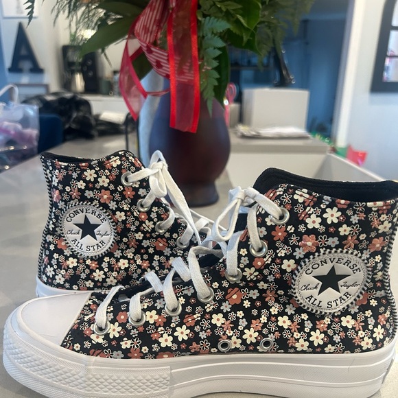 Converse Stylish Floral Platform High-Top Sneakers - Picture 5 of 7
